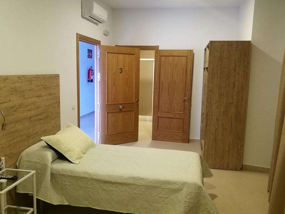 Restaurante Hostal El Poligono La Roca de la Sierra Exteriör bild