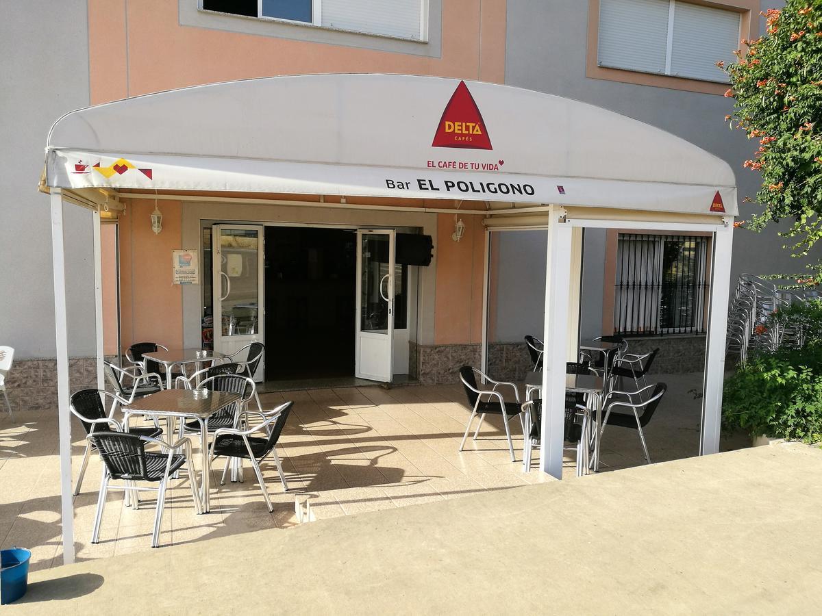 Restaurante Hostal El Poligono La Roca de la Sierra Exteriör bild